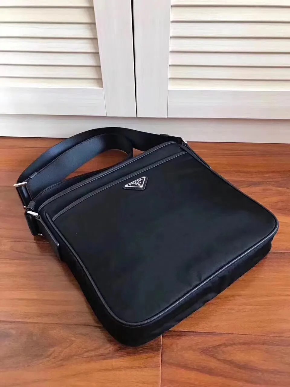 【2026】【PRADA  公式 旗艦店】プラダ  斜めがけバッグ 当日出荷 好評に付き再入荷！27*25.5*6CM