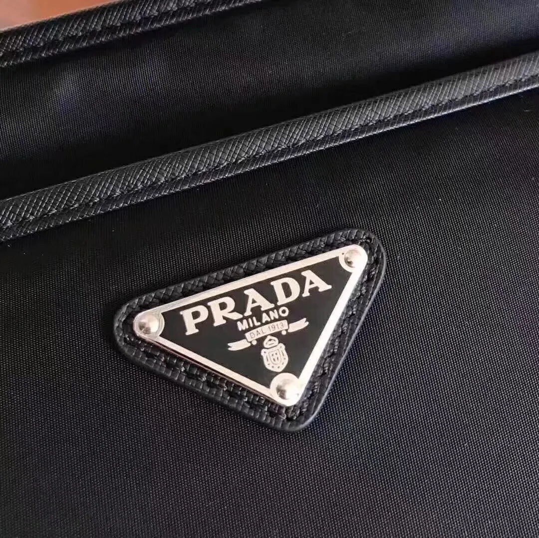 【2026】【PRADA  公式 旗艦店】プラダ  斜めがけバッグ 当日出荷 好評に付き再入荷！27*25.5*6CM