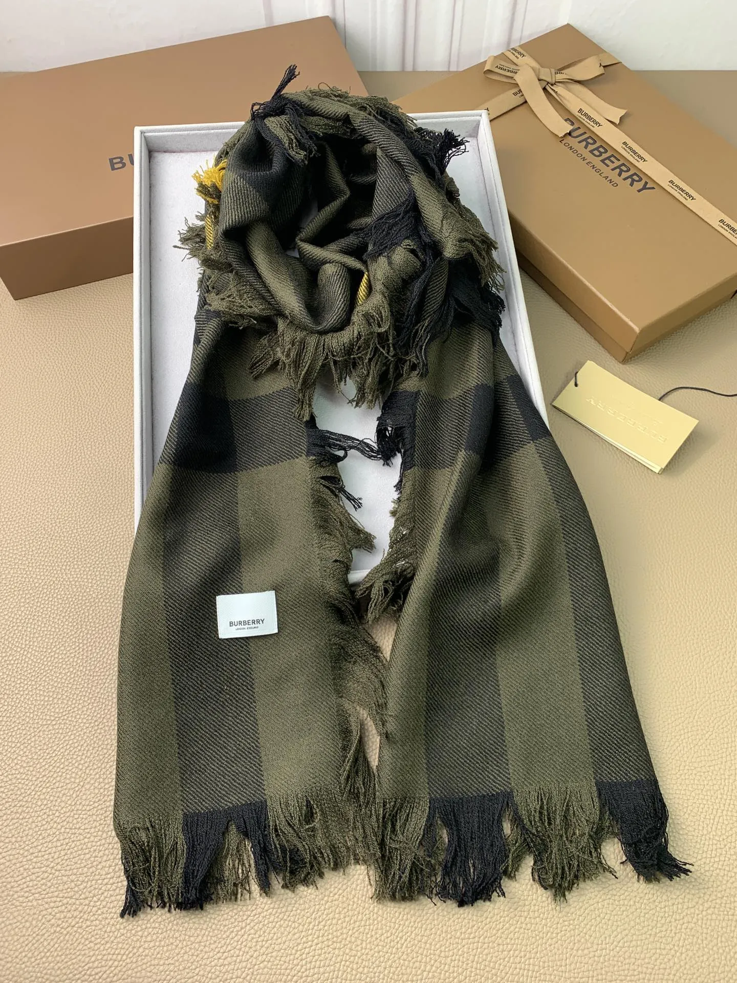 【2026】【BURBERRY  バーバリー】オートクチュール ファッション トランジショナル カラー ロング ビアード スカーフ35*240CM