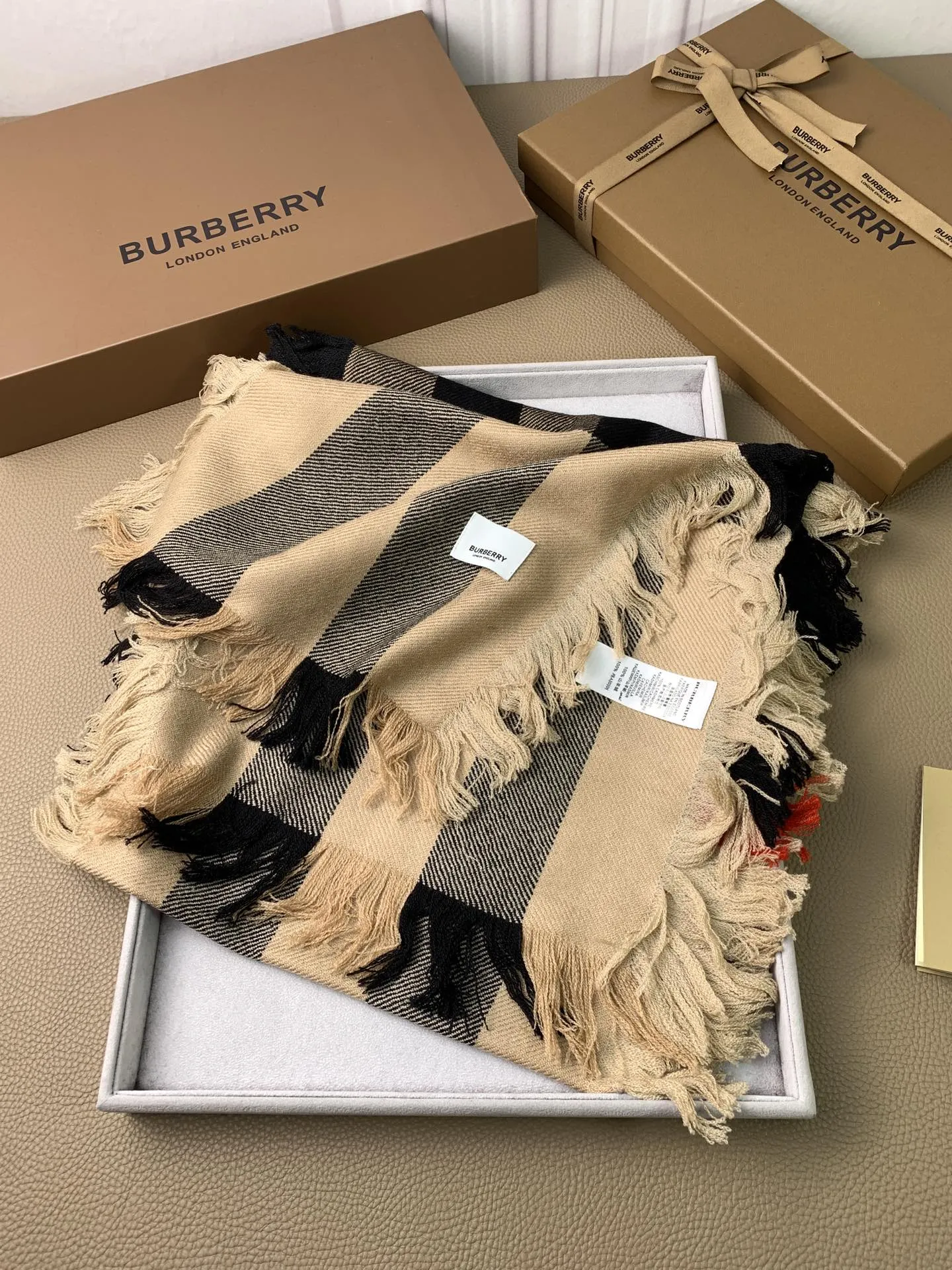【2026】【BURBERRY  バーバリー】オートクチュール ファッション トランジショナル カラー ロング ビアード スカーフ35*240CM