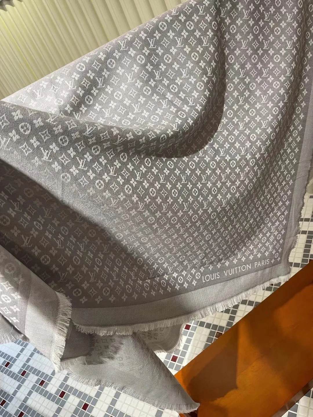 【2026】【LV Louis Vuitton ルイ·ヴィトン】オートクチュール ファッション トランジショナル カラー ロング ビアード スカーフ120*120CM
