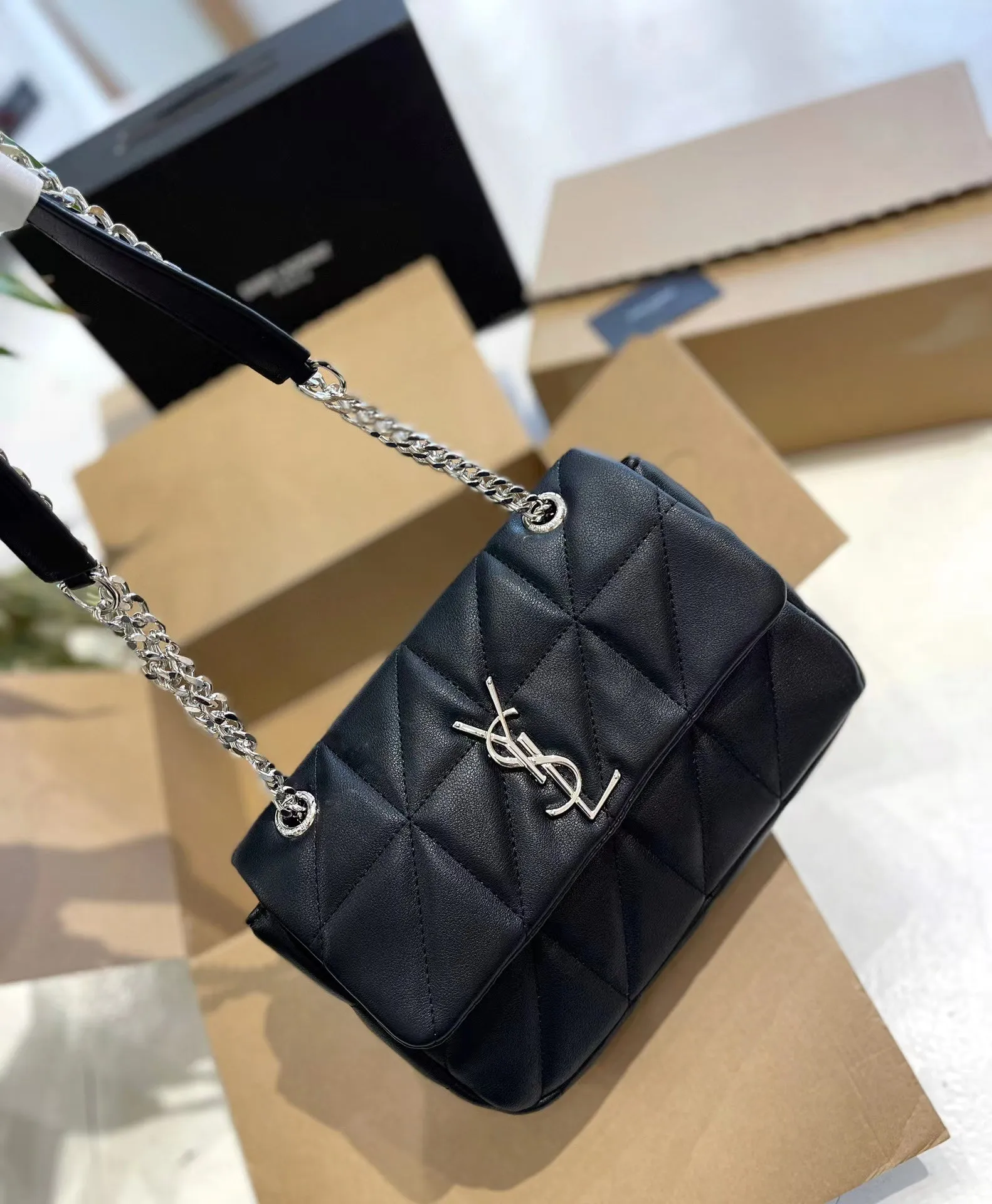【2026】SAINT LAURENT Ysl Niki フラップメッセンジャーバッグ 黒と白