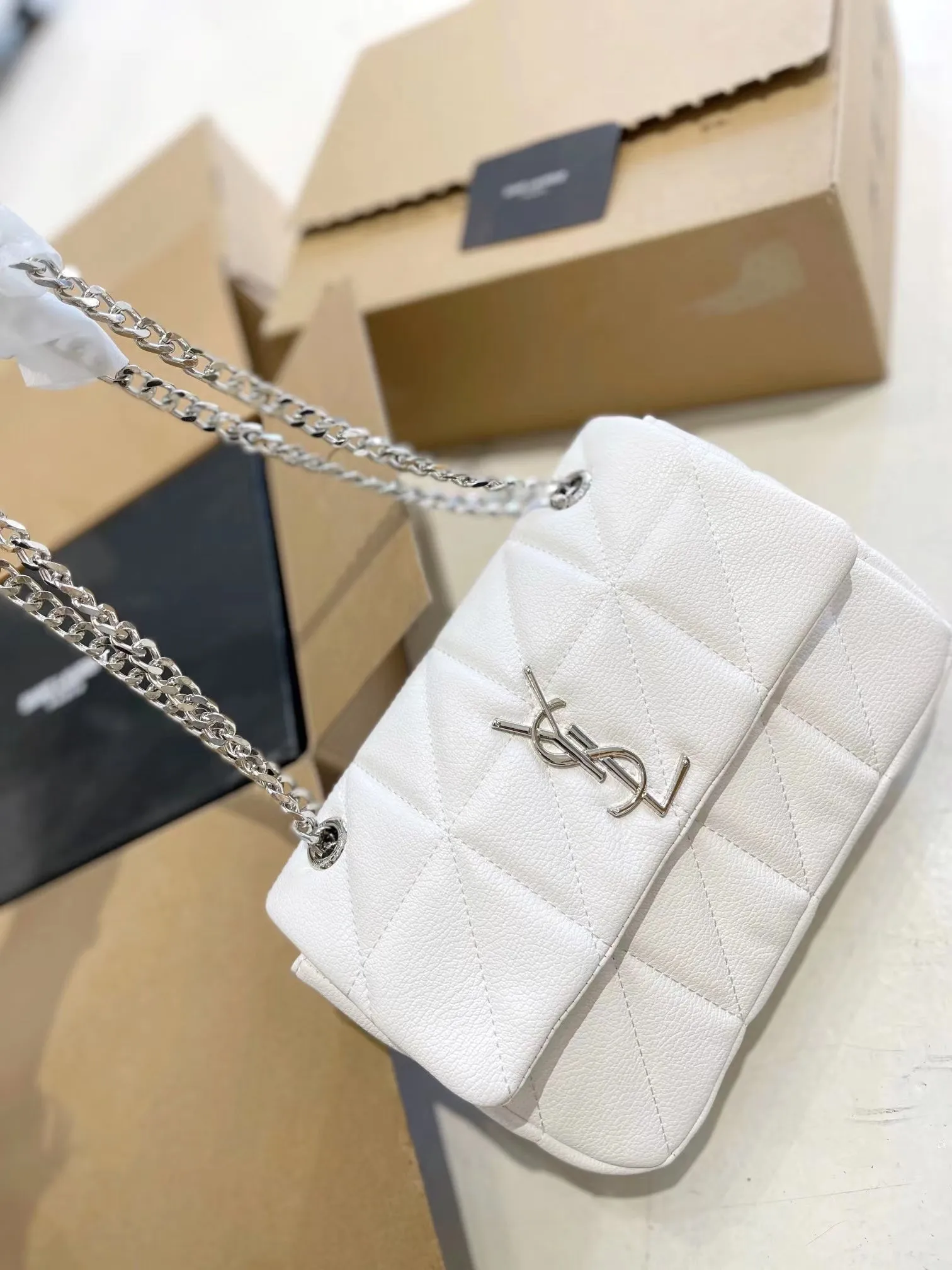 【2026】SAINT LAURENT Ysl Niki フラップメッセンジャーバッグ 黒と白