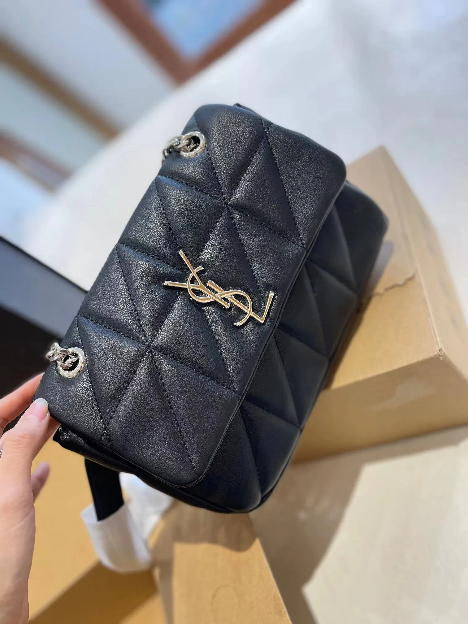 【2026】SAINT LAURENT Ysl Niki フラップメッセンジャーバッグ 黒と白