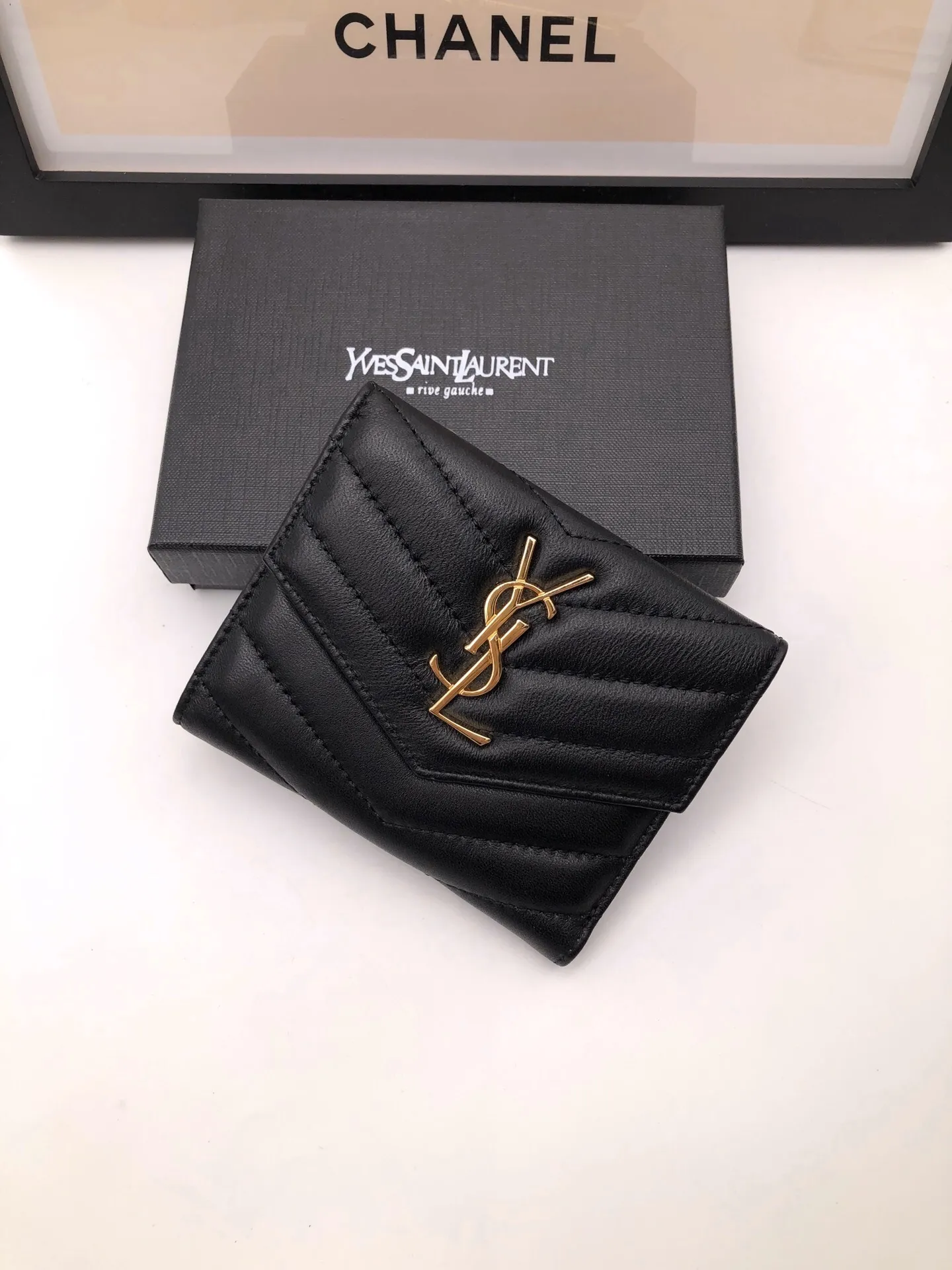 【2026】SAINT LAURENT YSL モノグラム コンパクト スリーフォールド ウォレット（ブラック／テクスチャードキルティングレザー）12.5*10*2.5cm