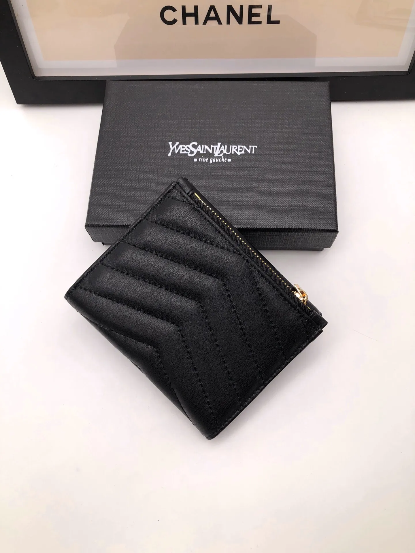【2026】SAINT LAURENT YSL モノグラム コンパクト スリーフォールド ウォレット（ブラック／テクスチャードキルティングレザー）12.5*10*2.5cm