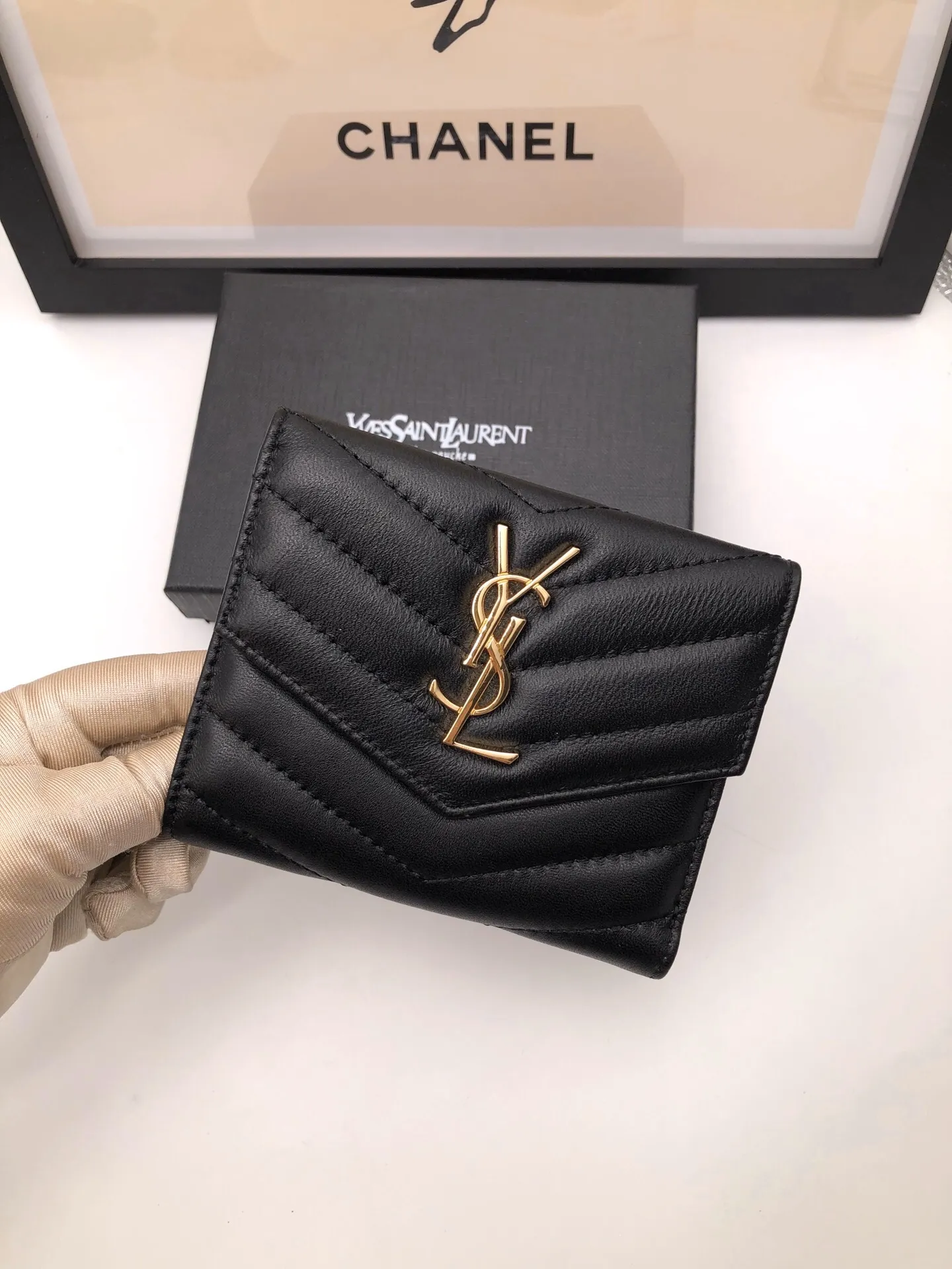 【2026】SAINT LAURENT YSL モノグラム コンパクト スリーフォールド ウォレット（ブラック／テクスチャードキルティングレザー）12.5*10*2.5cm