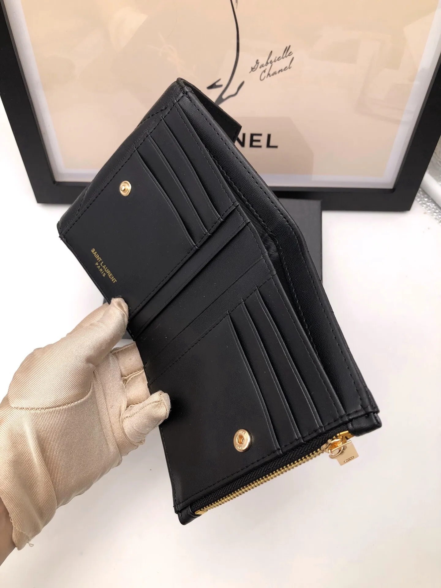 【2026】SAINT LAURENT YSL モノグラム コンパクト スリーフォールド ウォレット（ブラック／テクスチャードキルティングレザー）12.5*10*2.5cm