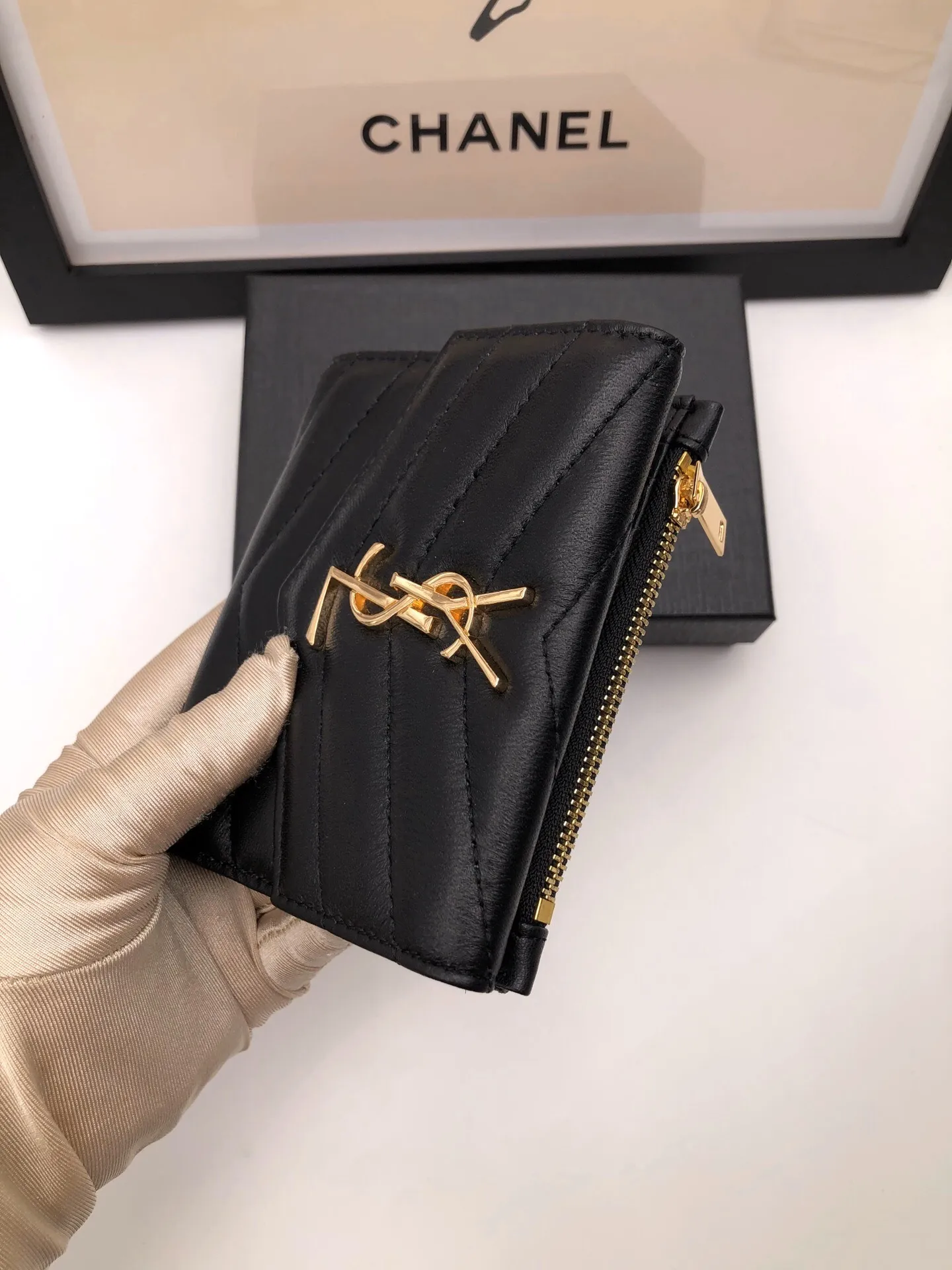 【2026】SAINT LAURENT YSL モノグラム コンパクト スリーフォールド ウォレット（ブラック／テクスチャードキルティングレザー）12.5*10*2.5cm