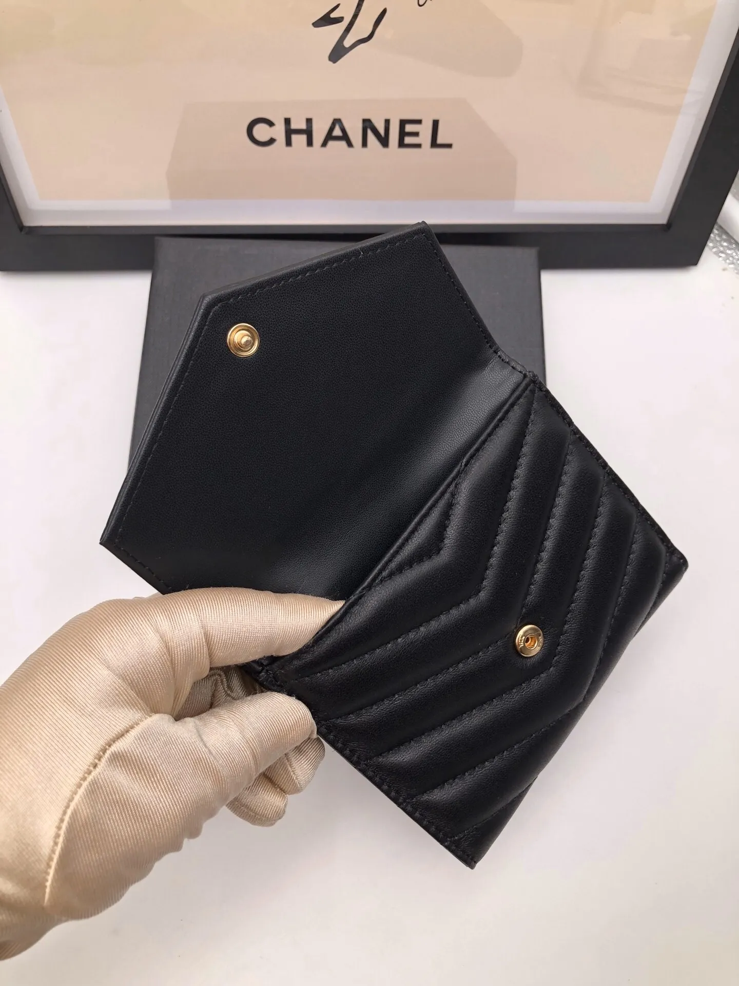 【2026】SAINT LAURENT YSL モノグラム コンパクト スリーフォールド ウォレット（ブラック／テクスチャードキルティングレザー）12.5*10*2.5cm