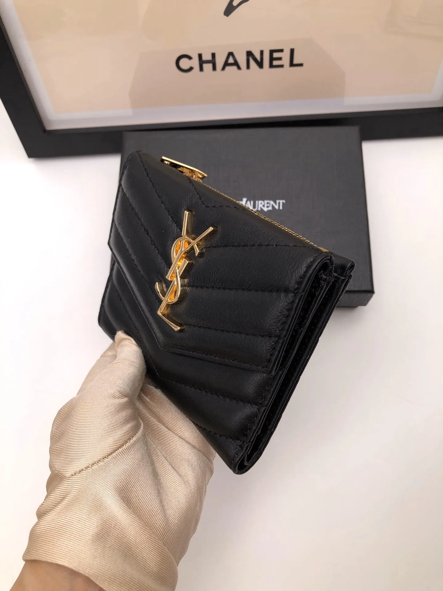 【2026】SAINT LAURENT YSL モノグラム コンパクト スリーフォールド ウォレット（ブラック／テクスチャードキルティングレザー）12.5*10*2.5cm