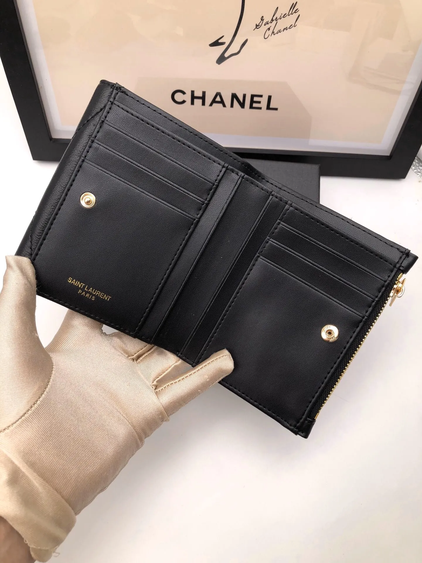 【2026】SAINT LAURENT YSL モノグラム コンパクト スリーフォールド ウォレット（ブラック／テクスチャードキルティングレザー）12.5*10*2.5cm