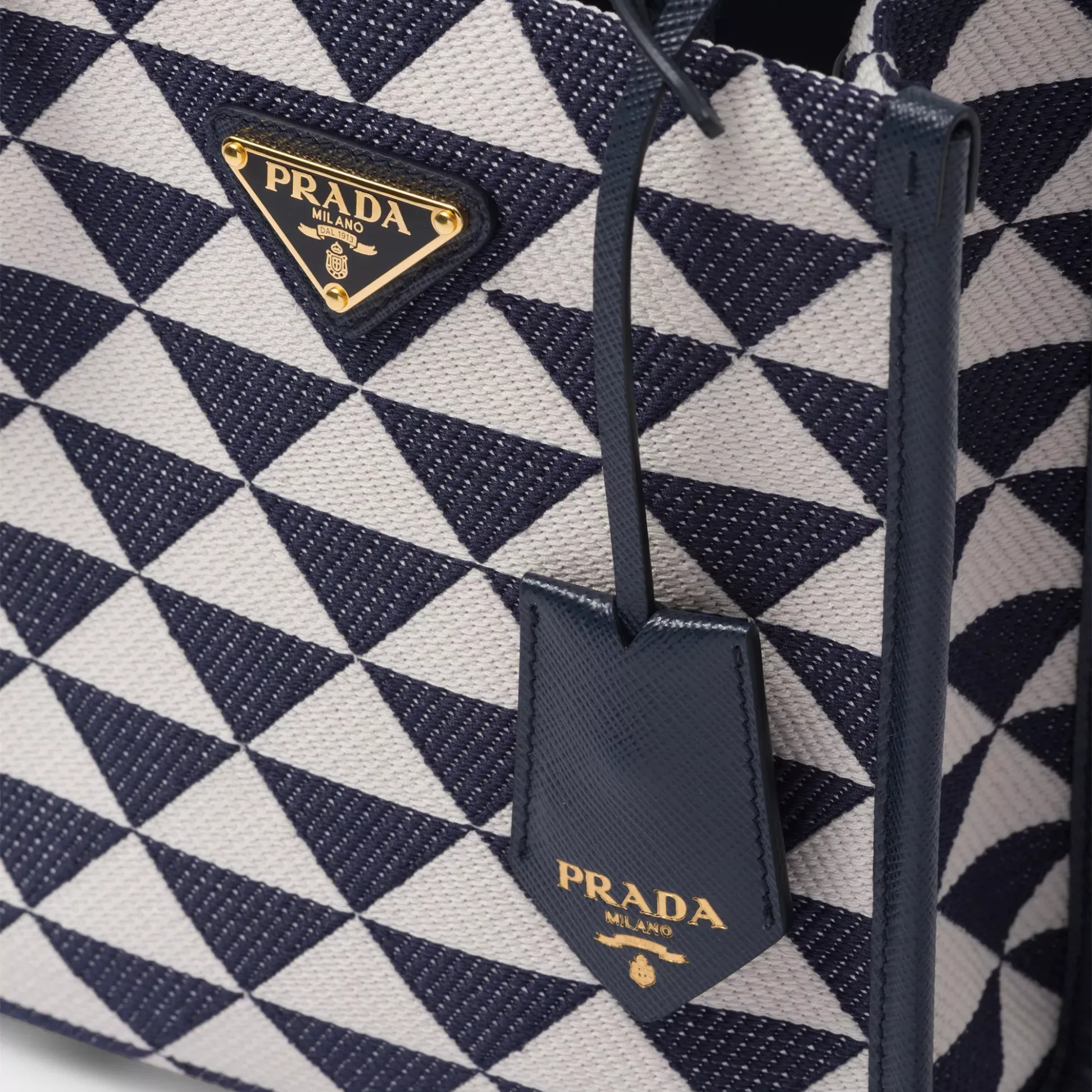【2026】【PRADA】雑誌掲載！藤井夏恋さんが持っている大ヒットのプラダ新作バッグ「シンボル」！