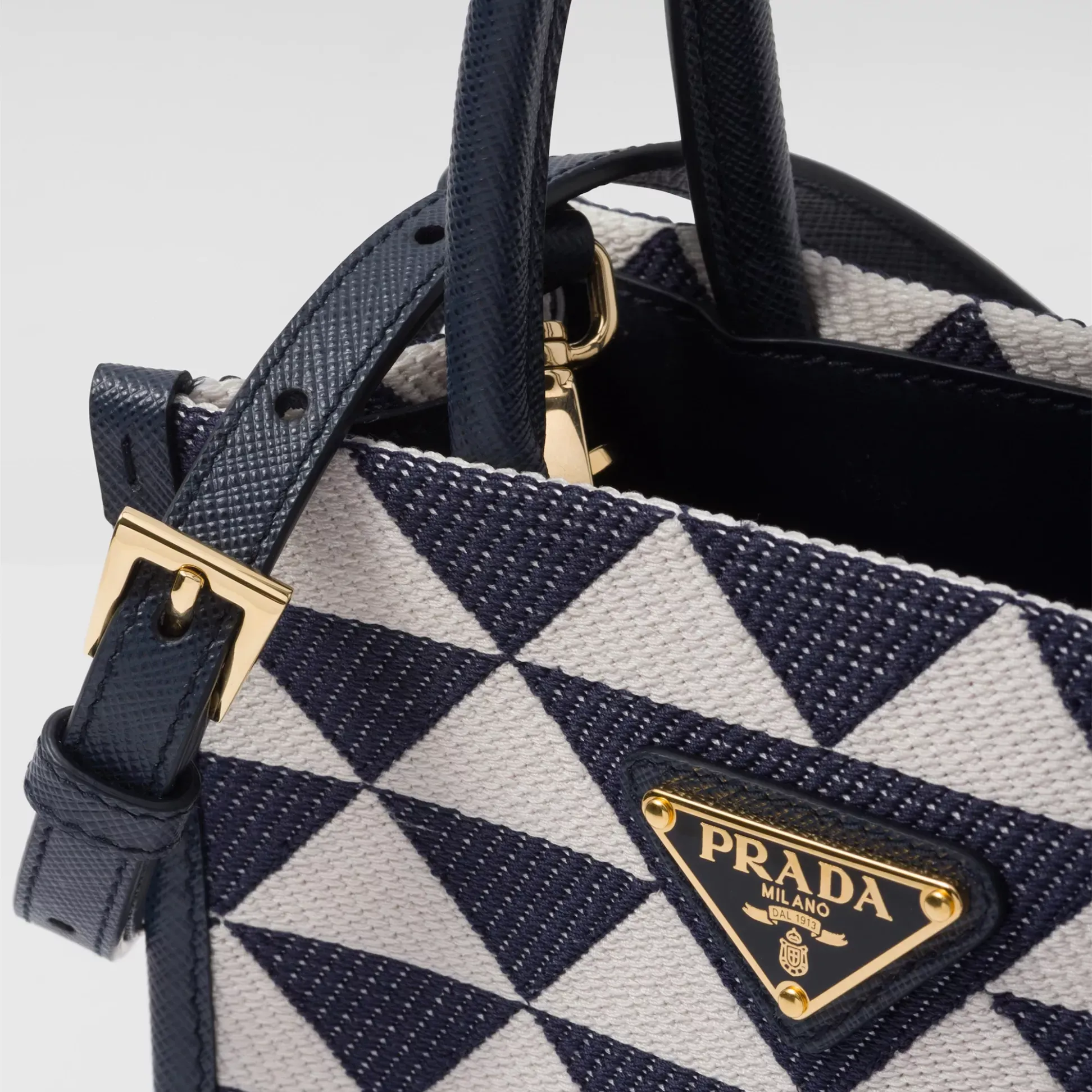 【2026】【PRADA】雑誌掲載！藤井夏恋さんが持っている大ヒットのプラダ新作バッグ「シンボル」！