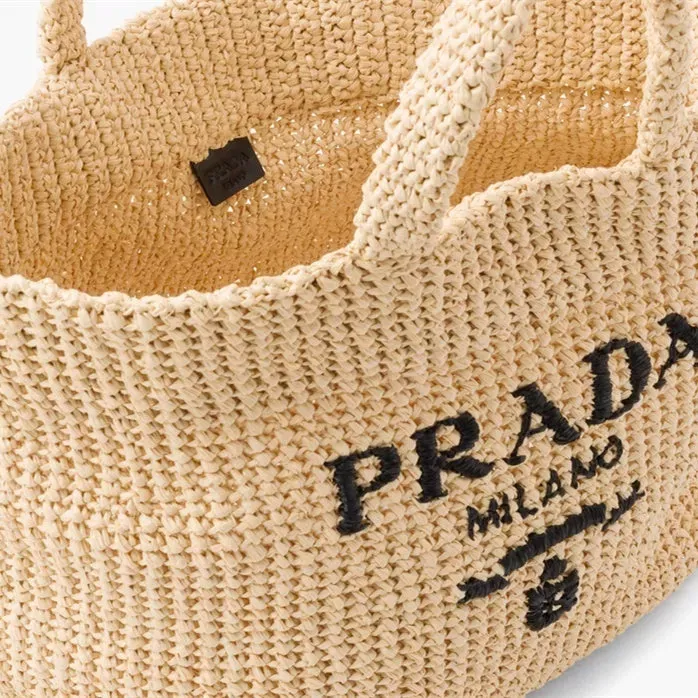 【2026】【PRADA】パリ限定！長澤まさみさん着用！夏らしいムードの大人気のラフィアトートバッグ！！