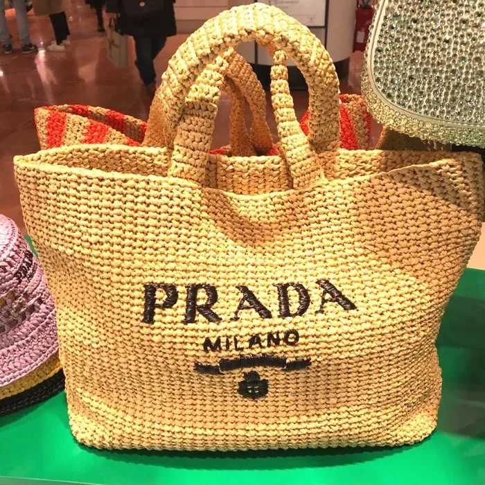 【2026】【PRADA】パリ限定！長澤まさみさん着用！夏らしいムードの大人気のラフィアトートバッグ！！