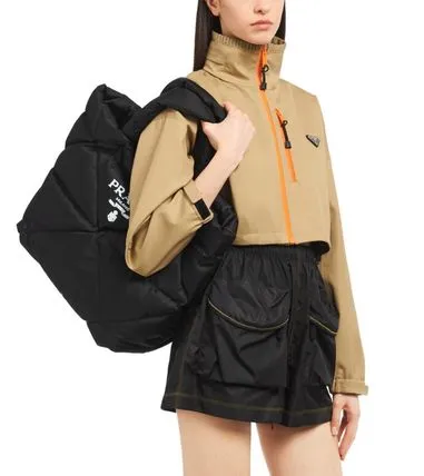 【2026】特価 3日で入荷します VERY雑誌掲載 PRADA 新作 パデッドRe Nylon トートバッグ-BUYMA