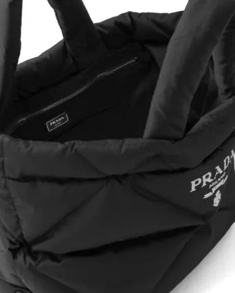 【2026】特価 3日で入荷します VERY雑誌掲載 PRADA 新作 パデッドRe Nylon トートバッグ-BUYMA