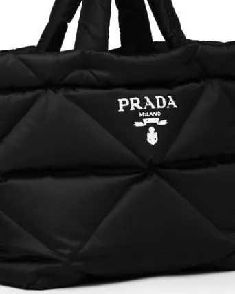 【2026】特価 3日で入荷します VERY雑誌掲載 PRADA 新作 パデッドRe Nylon トートバッグ-BUYMA