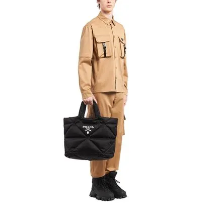 【2026】特価 3日で入荷します VERY雑誌掲載 PRADA 新作 パデッドRe Nylon トートバッグ-BUYMA
