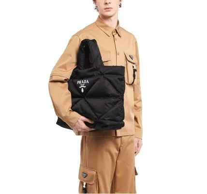 【2026】特価 3日で入荷します VERY雑誌掲載 PRADA 新作 パデッドRe Nylon トートバッグ-BUYMA