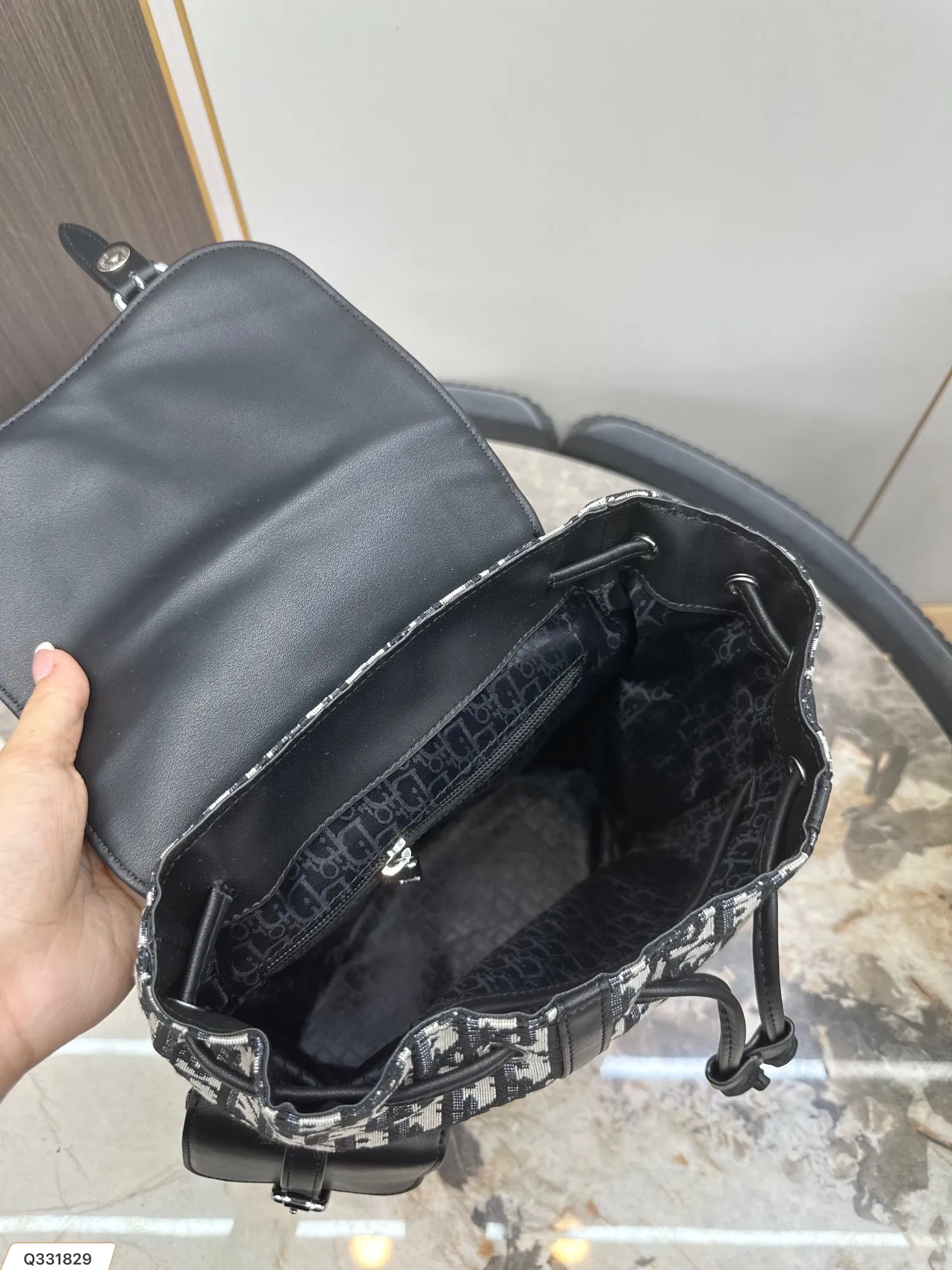 【2026】【DIOR  公式 旗艦店】ディオール  リュックサック   当日出荷 好評に付き再入荷！24*28CM
