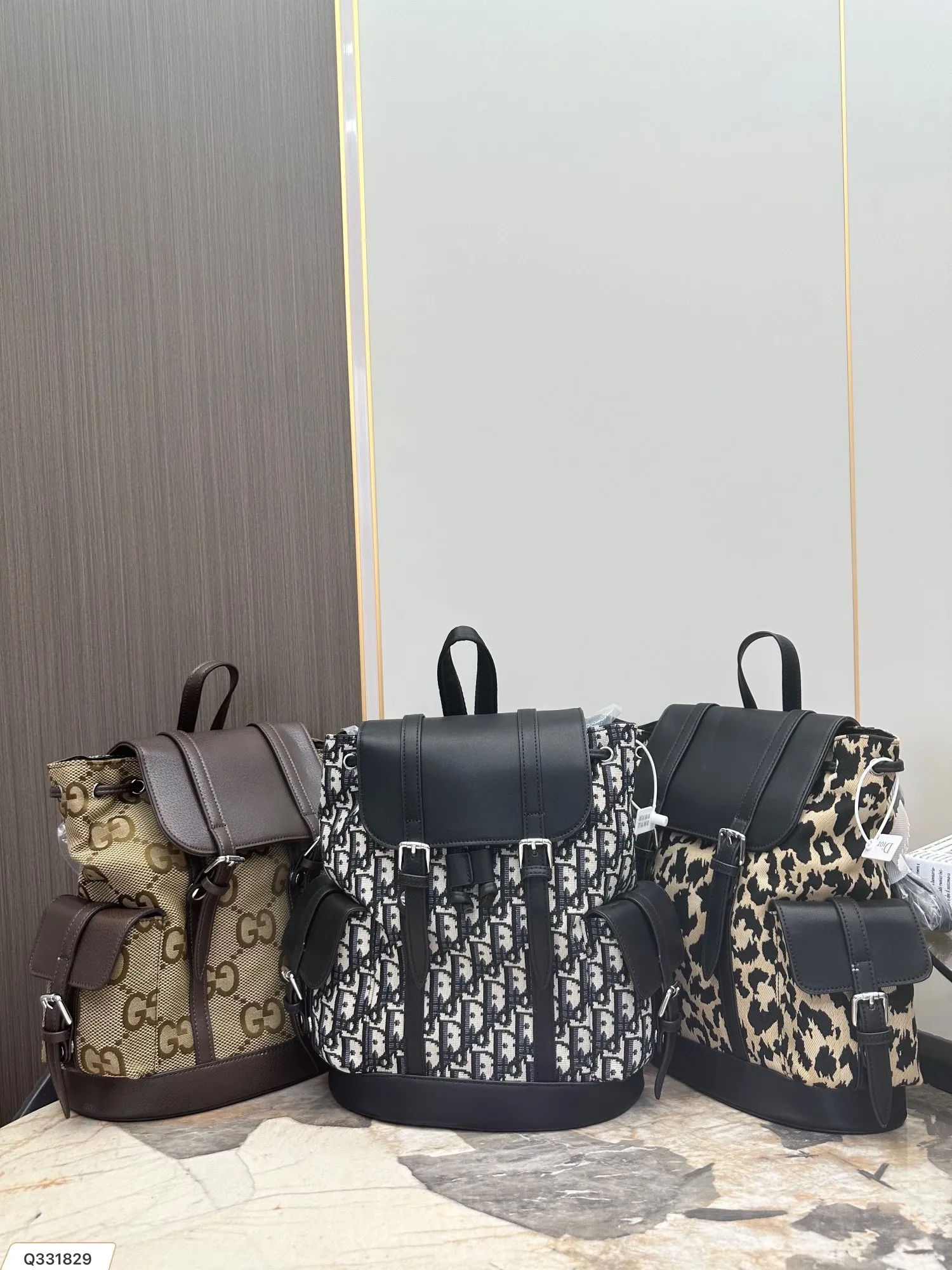 【2026】【DIOR  公式 旗艦店】ディオール  リュックサック   当日出荷 好評に付き再入荷！24*28CM