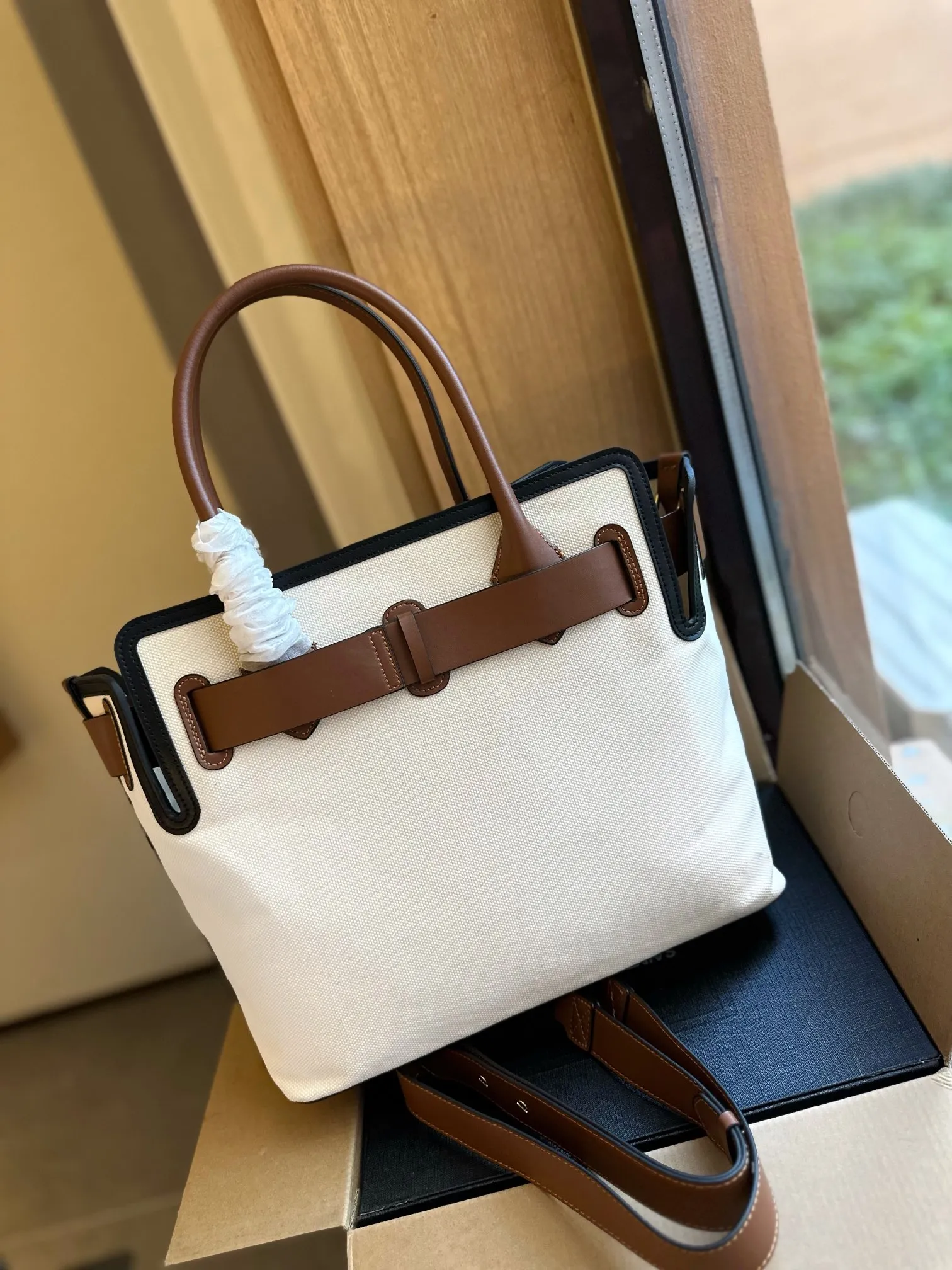 【2026】【BURBERRY 公式旗艦店】バーバリー    ハンドバッグ 当日出荷 好評に付き再入荷！33*29CM