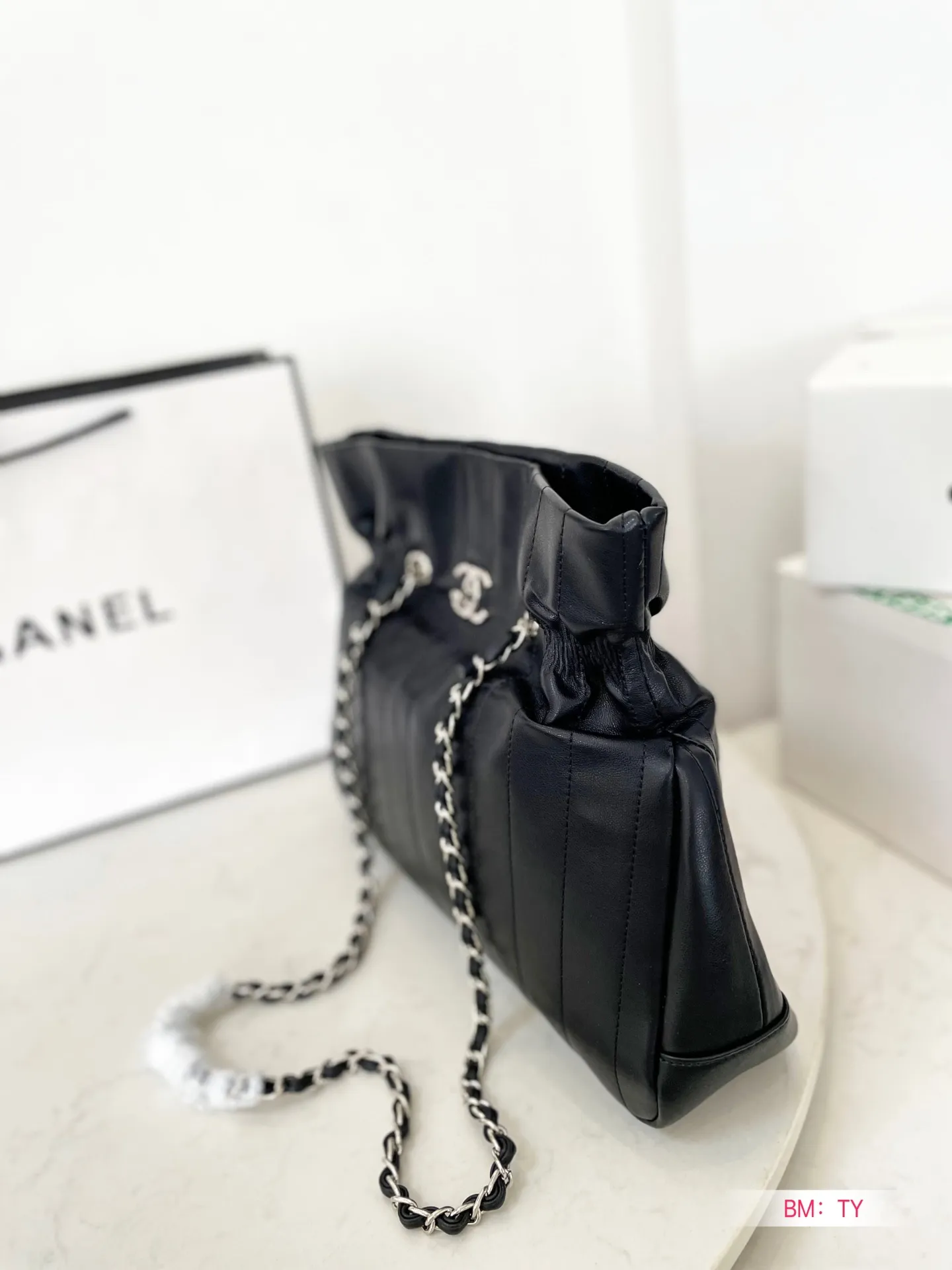 【2026】【CHANEL 公式旗艦店】シャネル  ハンドバッグ当日出荷 好評に付き再入荷！37*29CM