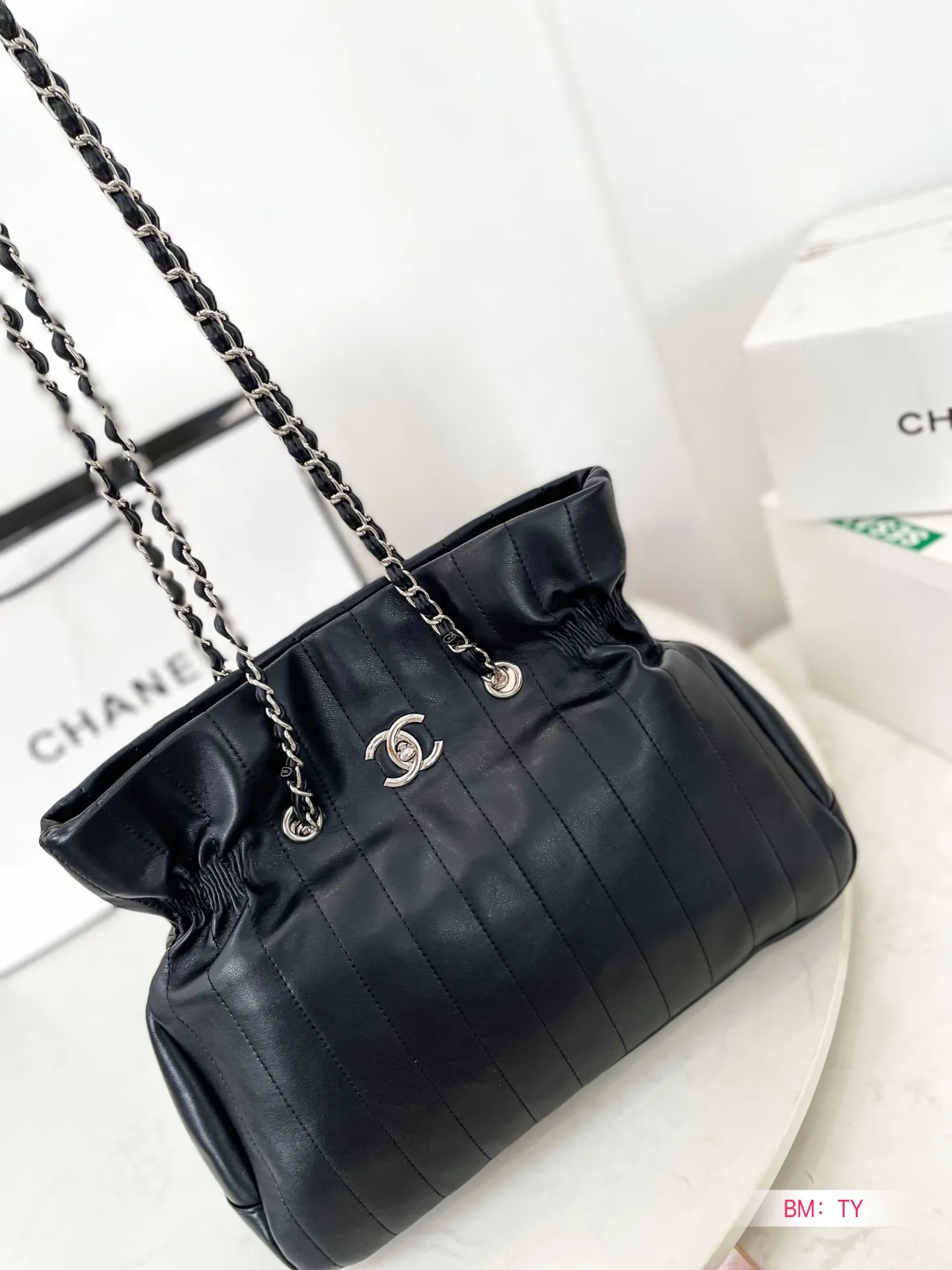 【2026】【CHANEL 公式旗艦店】シャネル  ハンドバッグ当日出荷 好評に付き再入荷！37*29CM