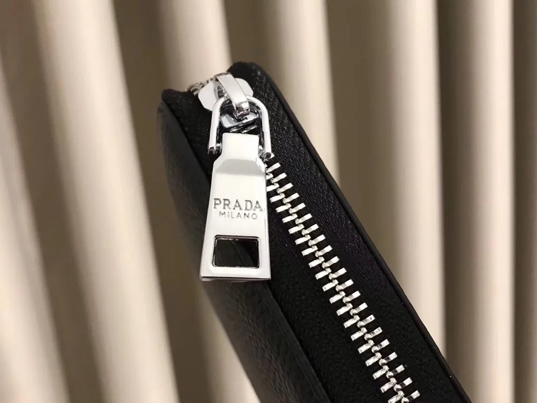 【2026】【PRADA  公式 旗艦店】プラダ  財布当日出荷 好評に付き再入荷！30*22*10CM