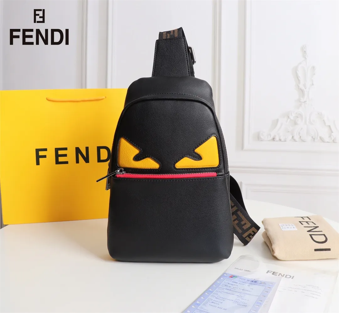 【2026】【FENDI 公式 旗艦店】フェンディ 胸ポケット当日出荷 好評に付き再入荷！19*26*6.5CM