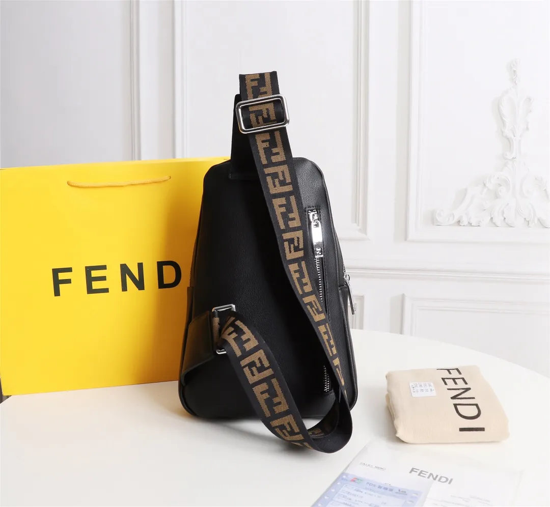 【2026】【FENDI 公式 旗艦店】フェンディ 胸ポケット当日出荷 好評に付き再入荷！19*26*6.5CM