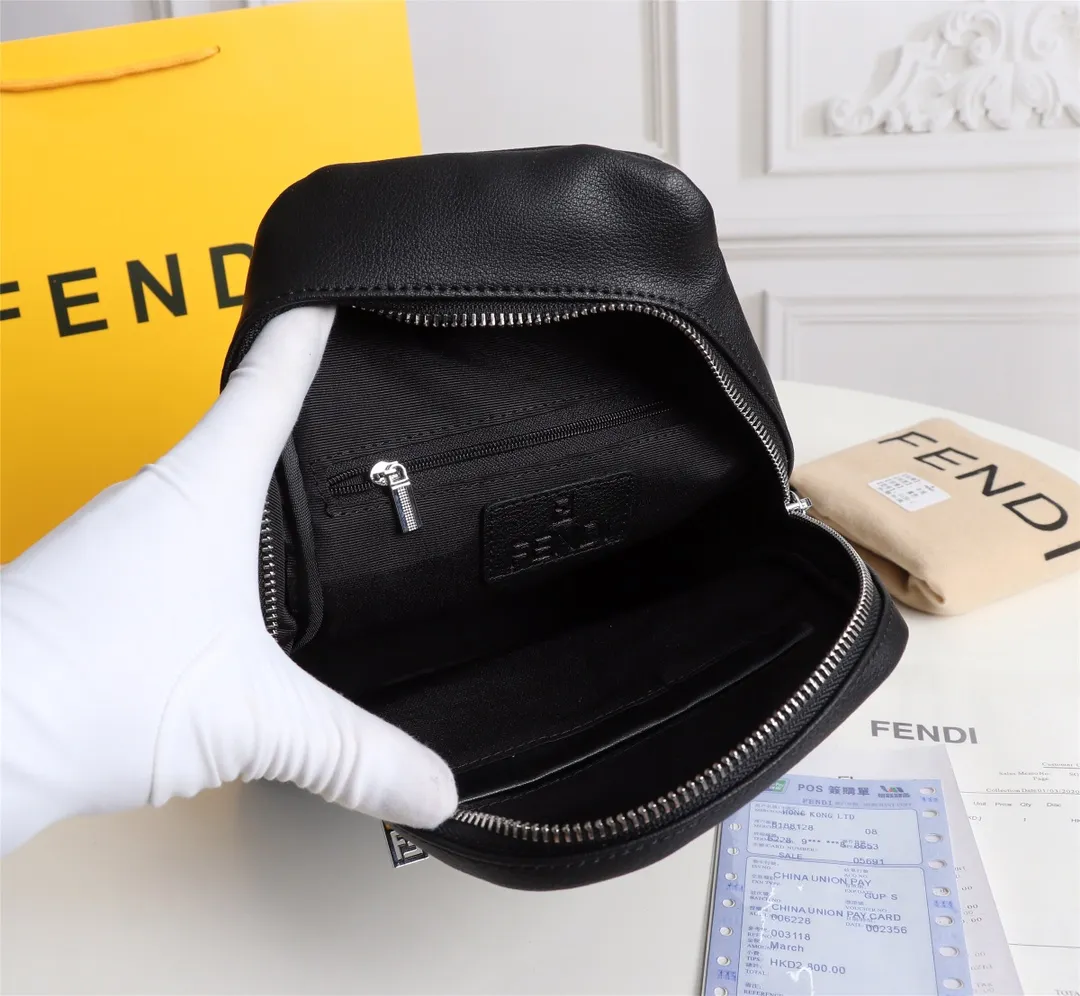 【2026】【FENDI 公式 旗艦店】フェンディ 胸ポケット当日出荷 好評に付き再入荷！19*26*6.5CM