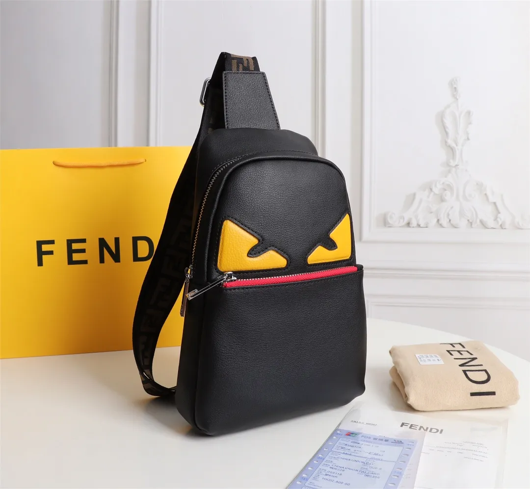【2026】【FENDI 公式 旗艦店】フェンディ 胸ポケット当日出荷 好評に付き再入荷！19*26*6.5CM