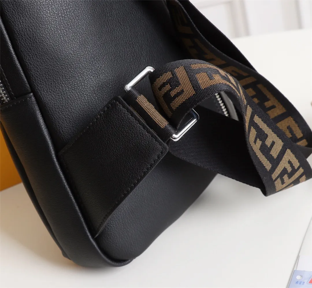 【2026】【FENDI 公式 旗艦店】フェンディ 胸ポケット当日出荷 好評に付き再入荷！19*26*6.5CM
