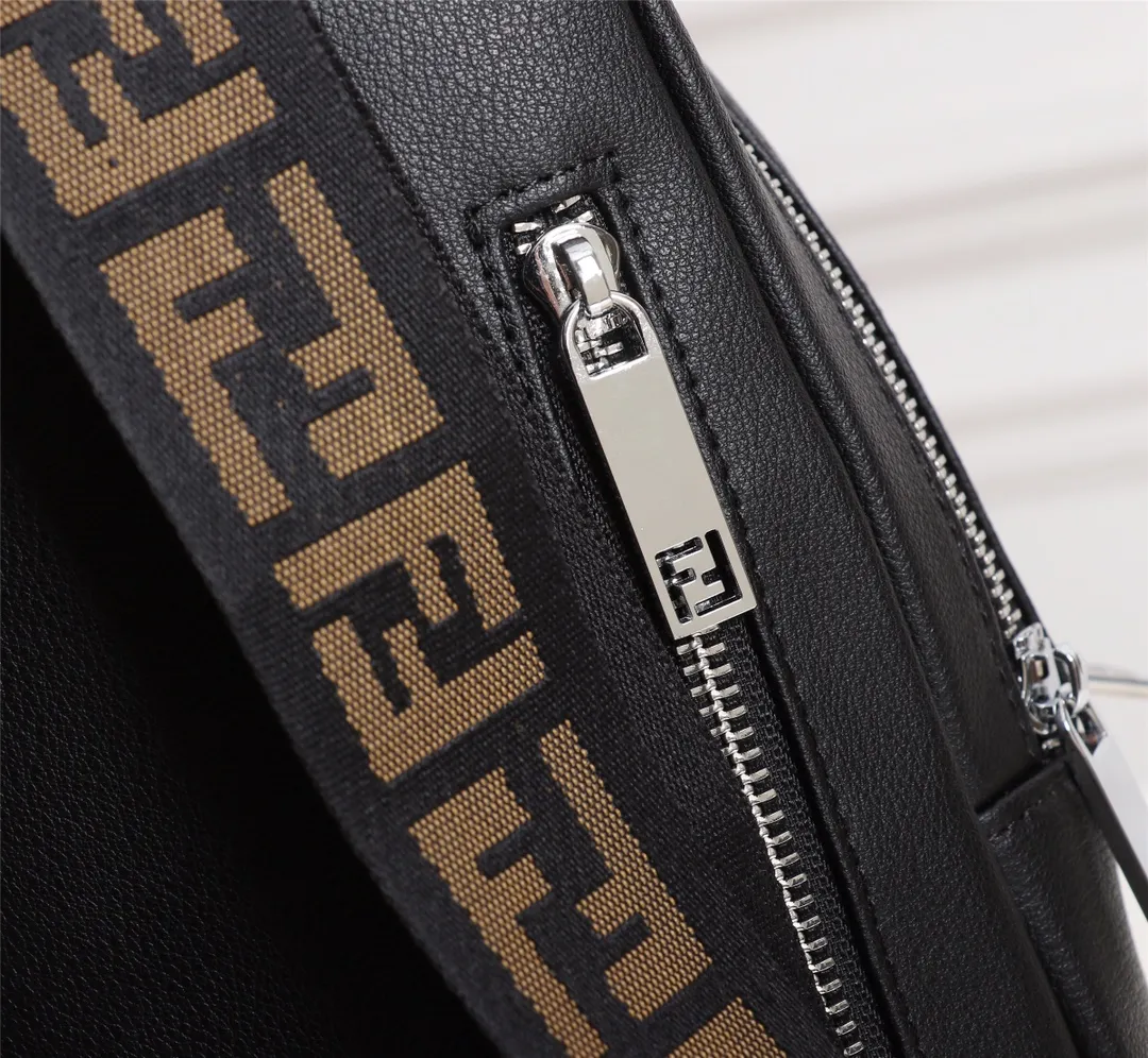 【2026】【FENDI 公式 旗艦店】フェンディ 胸ポケット当日出荷 好評に付き再入荷！19*26*6.5CM