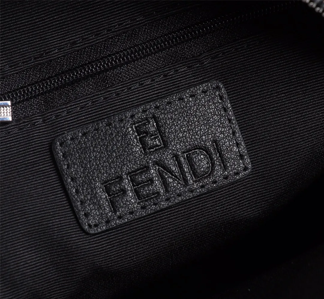 【2026】【FENDI 公式 旗艦店】フェンディ 胸ポケット当日出荷 好評に付き再入荷！19*26*6.5CM