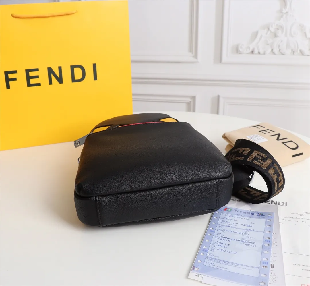 【2026】【FENDI 公式 旗艦店】フェンディ 胸ポケット当日出荷 好評に付き再入荷！19*26*6.5CM