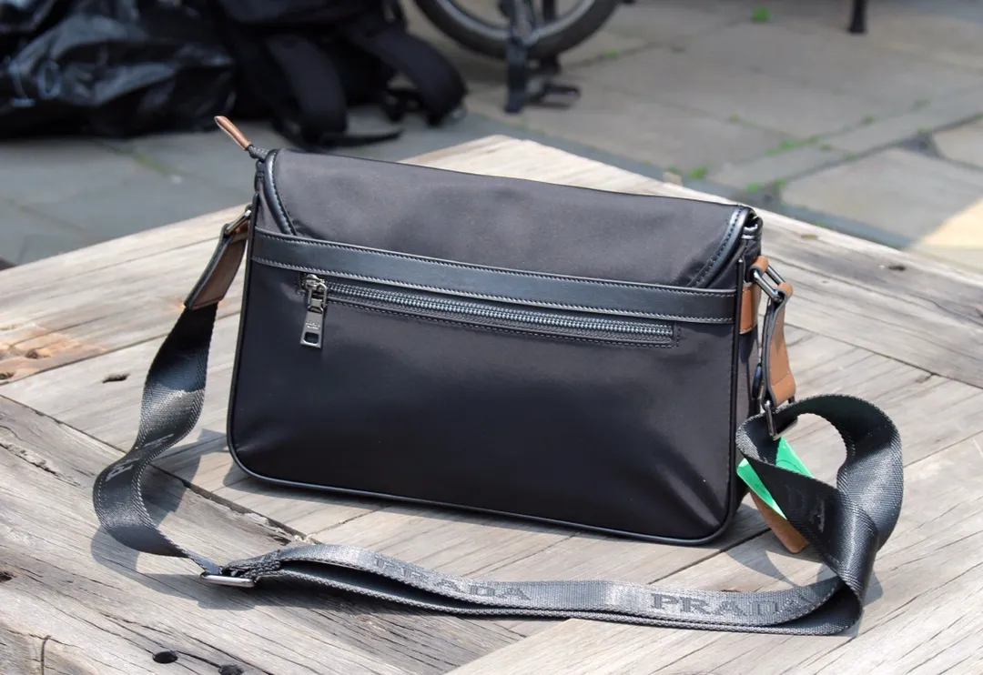 【2026】【PRADA 公式旗艦店】プラダ  ショルダーバッグ 当日出荷 好評に付き再入荷！31*21*6CM