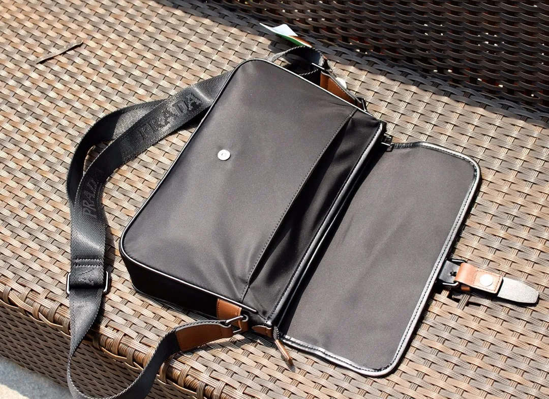 【2026】【PRADA 公式旗艦店】プラダ  ショルダーバッグ 当日出荷 好評に付き再入荷！31*21*6CM