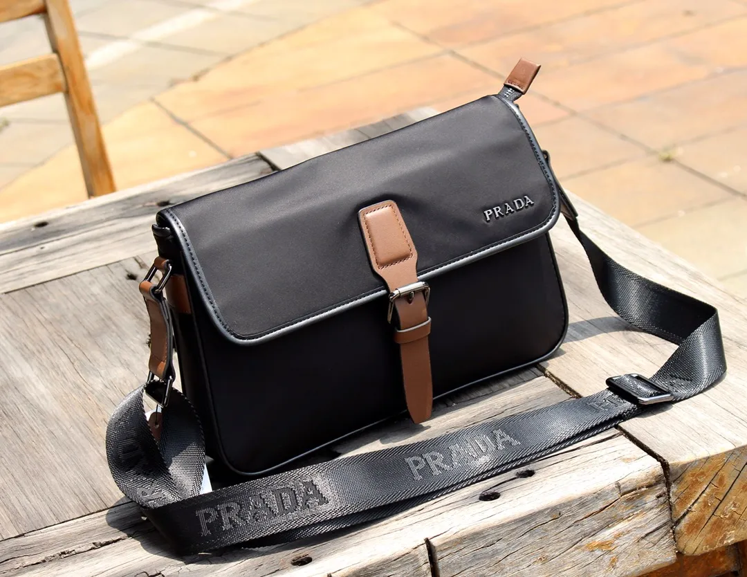 【2026】【PRADA 公式旗艦店】プラダ  ショルダーバッグ 当日出荷 好評に付き再入荷！31*21*6CM