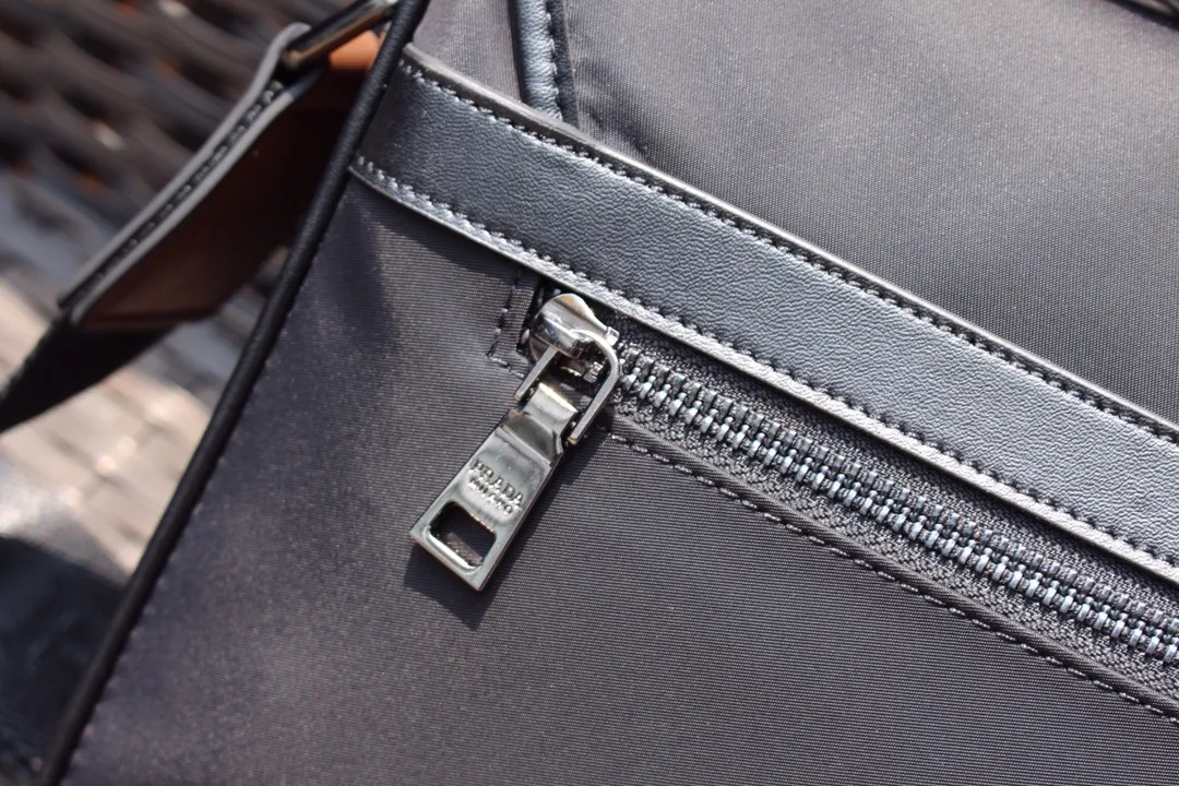 【2026】【PRADA 公式旗艦店】プラダ  ショルダーバッグ 当日出荷 好評に付き再入荷！31*21*6CM