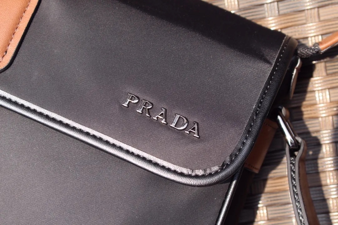 【2026】【PRADA 公式旗艦店】プラダ  ショルダーバッグ 当日出荷 好評に付き再入荷！31*21*6CM