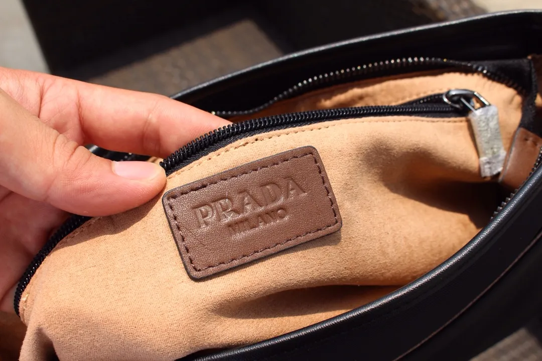 【2026】【PRADA 公式旗艦店】プラダ  ショルダーバッグ 当日出荷 好評に付き再入荷！31*21*6CM