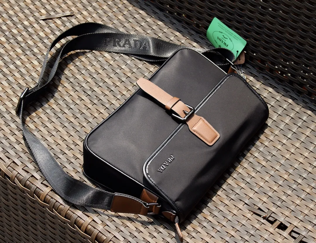 【2026】【PRADA 公式旗艦店】プラダ  ショルダーバッグ 当日出荷 好評に付き再入荷！31*21*6CM