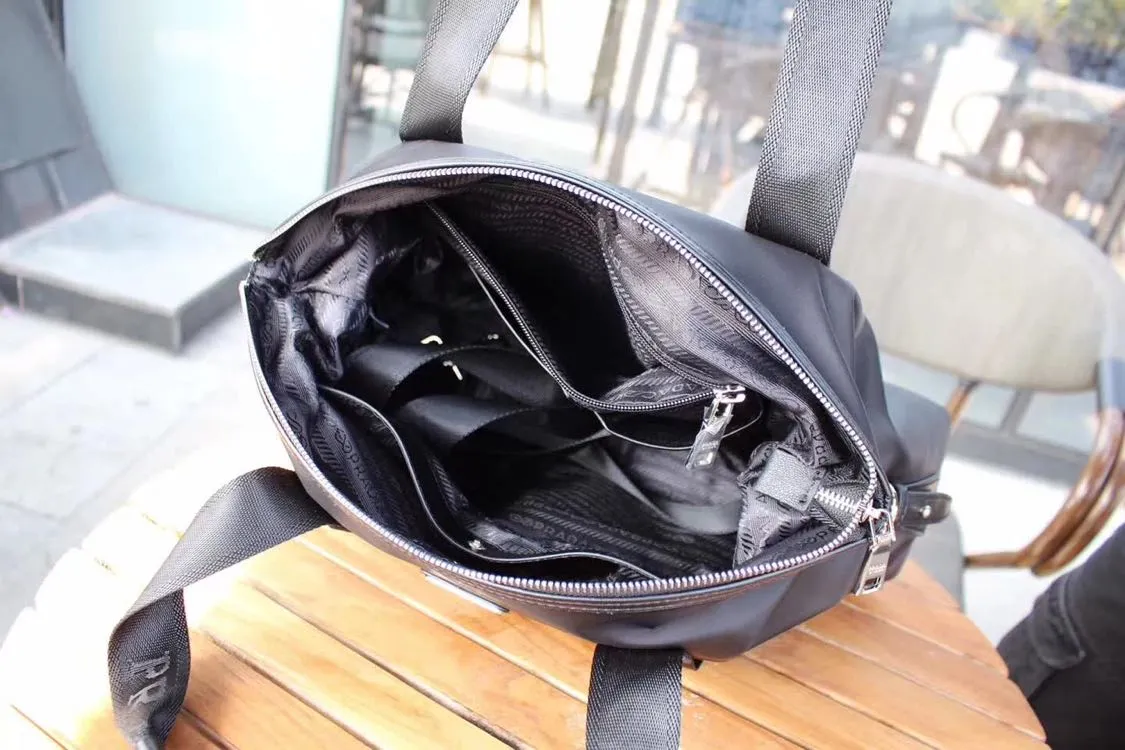 【2026】【PRADA 公式旗艦店】プラダ  旅行かばん  当日出荷 好評に付き再入荷！39*28*10CM