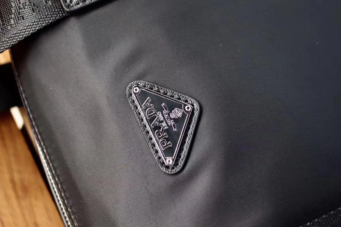 【2026】【PRADA 公式旗艦店】プラダ  旅行かばん  当日出荷 好評に付き再入荷！39*28*10CM