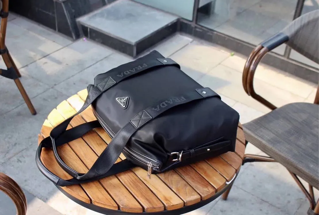 【2026】【PRADA 公式旗艦店】プラダ  旅行かばん  当日出荷 好評に付き再入荷！39*28*10CM