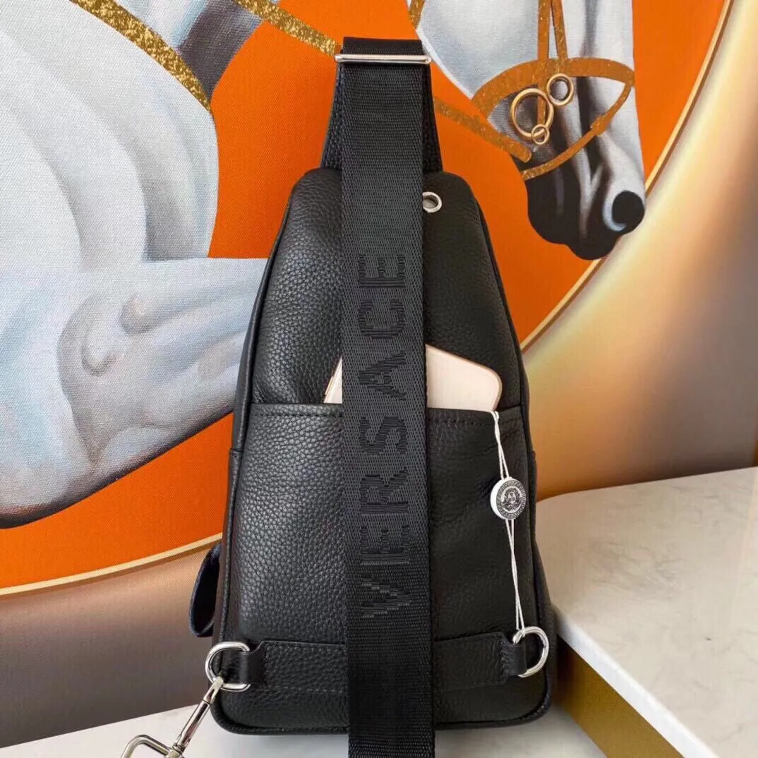 【2026】【VERSACE  公式 旗艦店】ヴェルサーチ  胸ポケット当日出荷 好評に付き再入荷！29*16*6CM